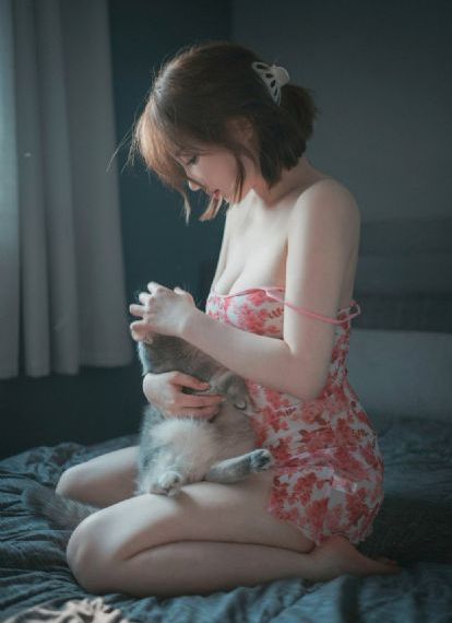 女人擦她毛茸茸的阴户